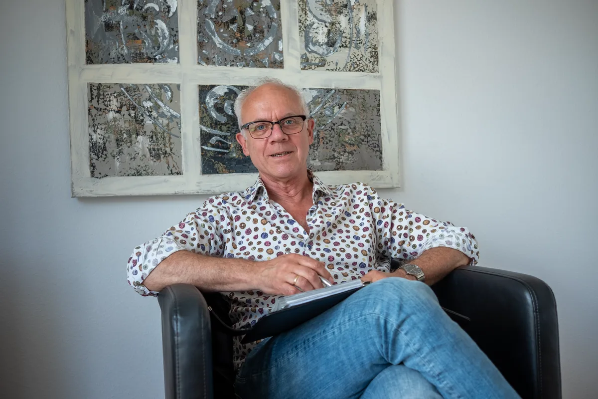Volker van den Boom notiert im Sprechzimmer seiner Praxis für Paarberatung