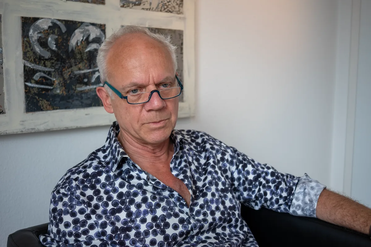 Volker van den Boom im nachdenklichen Blickkontakt im Gesprächsraum seiner Praxis Volker van den Boom im nachdenklichen Blickkontakt im Gesprächsraum seiner Praxis