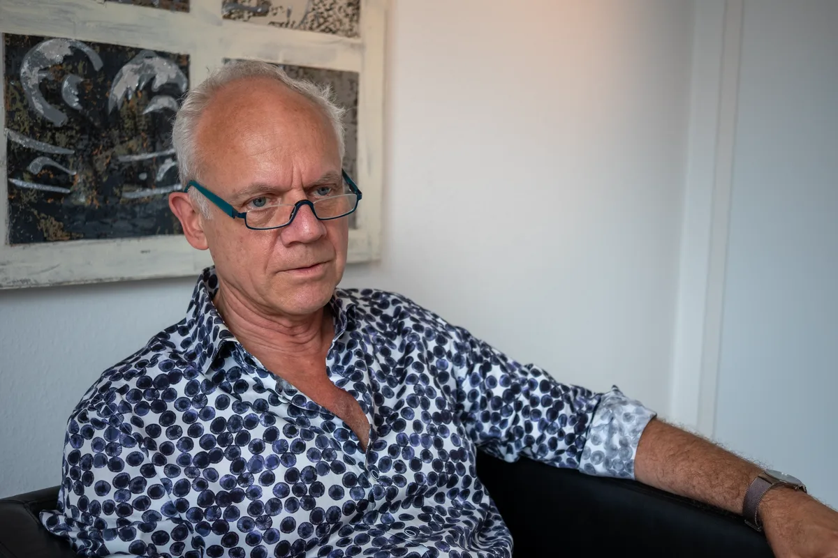 Volker van den Boom mit Notizblock im Gesprächsraum seiner Praxis in Aachen Volker van den Boom mit Notizblock im Gesprächsraum seiner Praxis in Aachen