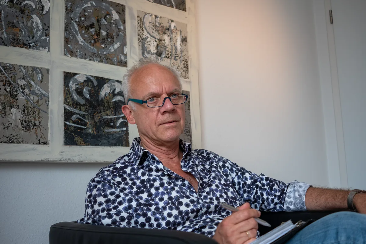 Volker van den Boom, Referent für Vorträge über Partnerschaft, in seiner Praxis in Aachen Volker van den Boom, Referent für Vorträge über Partnerschaft, in seiner Praxis in Aachen