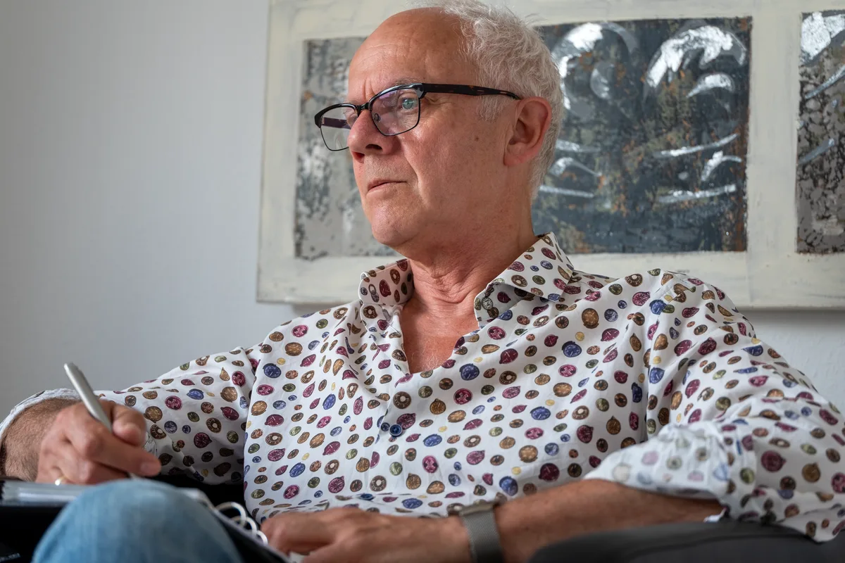 Volker van den Boom blickt im Paartherapie-Gespräch aufmerksam in die Runde Volker van den Boom blickt im Paartherapie-Gespräch aufmerksam in die Runde